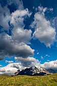 Dramatische Wolken über dem Paine-Massiv mit dem Berg Admiral Nieto und den Cuernos del Paine (Hörner) im Nationalpark Torres del Paine im Süden Chiles.