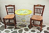 Traditionelle Stühle und Tisch in den Gassen der Altstadt Chora, Insel Naxos, Kykladen, griechische Inseln, Griechenland, Europa
