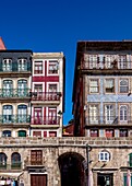 Bunte Häuser in Cais da Ribeira, Porto, Portugal.