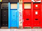 Bunte Türen in der Cheshire Street in der Nähe von Brick Lane - London, England.