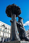 Statue von Bär und Erdbeerbaum Symbol von Madrid auf dem Platz Puerta del Sol im Stadtzentrum, Madrid, Spanien.