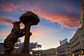 Statue von Bär und Erdbeerbaum Symbol von Madrid auf dem Platz Puerta del Sol im Stadtzentrum, Madrid, Spanien.