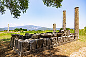 Heraion von Samos, Blick von South building. auf großen Tempel mit Säule, archäologische Stätte des antiken Heiligtums der griechischen Göttin Hera bei Ireon auf der Insel Samos in Griechenland