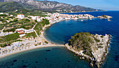 Kokkari, Luftaufnahme von Sunrise Beach, Altstadt und Hafen mit vorgelagerten Felsinseln auf der Insel Samos in Griechenland