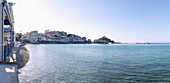 Kokkari, Altstadt mit Tavernen am Hafen und Ausblick aufs Meer auf der Insel Samos in Griechenland