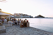 Kokkari, Altstadt mit Tavernen am Hafen auf der Insel Samos in Griechenland