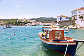 Kokkari, Altstadt mit Hafen und Fischerbooten auf der Insel Samos in Griechenland