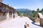 Kloster Moni Megalis Panagias bei Kouramadei, Vorhof mit Brunnen, Ausblick auf das Karvounis-Gebirge, auf der Insel Samos in Griechenland