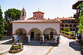 Kloster Moni Megalis Panagias bei Kouramadei, Innenhof mit Klosterkirche, auf der Insel Samos in Griechenland