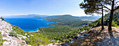 Küstenpanorama der Bay of Mourtias vom Aussichtspunkt beim Kloster Moni Zoodochou Pigis mit Blick auf die türkische Küste im Osten der Insel Samos in Griechenland