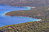 einsame Badebuchten und Ausflugsboote an der Bay of Mourtias im Osten der Insel Samos in Griechenland