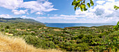 Aussichtspunkt bei Pirgos mit Blick auf die Küstenlandschaft und auf die Insel Samiopoula, Insel Samos in Griechenland