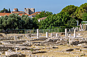 Archäologisches Museum mit Ausgrabungsgelände und Blick auf Turm des Lycourgos in Pythagorion auf der Insel Samos in Griechenland
