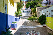 bunte Häuser und Treppengasse im Bergdorf Vourliotes im Norden der Insel Samos in Griechenland