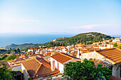 Vourliotes, Bergdorf mit Küstenblick im Norden der Insel Samos in Griechenland