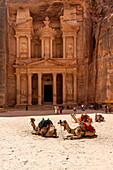 Kamele und Touristen, Ruinenstätte Felsenstadt Petra, Jordanien