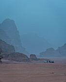 Geländewagen im Wadi Rum, Jordanien, Vorderasien