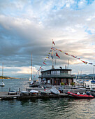 Bootsanleger mit Blick auf den Zürichsee, Zürich, Schweiz