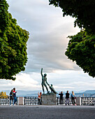 Statue mit Touristen am Ufer des Zürichsee, Zürich, Schweiz