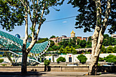 Berühmte gläserne Friedensbrücke in der Altstadt von Tiflis, Georgien