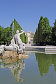 Westlicher Najadenbrunnen und Laubgang mit Blick auf das Schloss Schönbrunn, Wien, Österreich