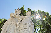 Barockplastik 'Mars und Minerva' im Schlosspark Schönbrunn, Wien, Österreich