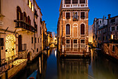 Europa, Italien, Venedig. Zwei zusammenlaufende Kanäle und Gebäude bei Sonnenuntergang.