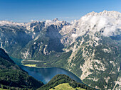 Berchtesgadener Alpen, Blick vom Mt. Jenner in Richtung See Königsee und Mt. Watzmann, Nationalpark Berchtesgaden, Bayern, Deutschland.