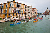 Italien, Venedig. Gebäude entlang des Canal Grande mit Santa Maria della Salute dahinter.