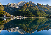 Village Alleghe am Lago di Alleghe am Fuße des Monte Civetta, einer der Ikonen der Dolomiten Venetiens. Teil des UNESCO-Weltkulturerbes, Italien