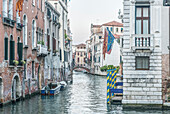 Italien, Venedig. Kanal und Brücke
