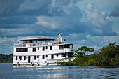 Das Flussschiff MV Dorinha liegt still, während die Führer und Gäste auf einem Ausflug sind, nahe Manaus, Amazonas, Brasilien, Südamerika