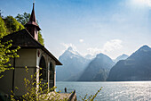 Panorama mit See und Bergen und Tellkapelle, Sisikon, Vierwaldstättersee, Kanton Uri, Schweiz