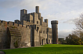 Penrhyn Castle, ein Landhaus in einer ehemaligen normannischen und mittelalterlichen Burg, Llandygai, Bangor, Gwynedd, Nordwales, Vereinigtes Königreich, Europa