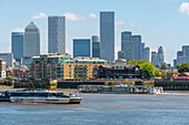 Ansicht von Canary Wharf Financial District und Taxiboot vom Thames Path, London, England, Vereinigtes Königreich, Europa