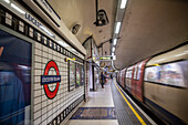 U-Bahnhof Leicester Square mit vorbeifahrendem Zug, London, England, Vereinigtes Königreich, Europa