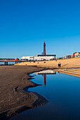 Blick bei Ebbe mit reflektierten Blackpool Tower, Blackpool, Lancashire, England, Vereinigtes Königreich, Europa