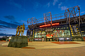 Manchester United Football Club bei Nacht, Manchester, England, Vereinigtes Königreich, Europa