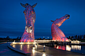 Die Kelpies in der Nacht, in der Nähe von Falkirk, Stirlingshire, Schottland, Vereinigtes Königreich, Europa