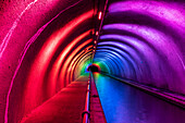 Bunt beleuchteter Innenraum des Roughcastle-Tunnels bei Nacht, Edinburgh und Glasgow Union Canal, Falkirk, Schottland, Vereinigtes Königreich, Europa