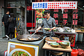 Streetfood im Zentrum von Peking, China, Asien