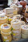 Lokaler Käse im Lebensmittelmarkt, Cangas de Onis, Asturien, Spanien, Europa