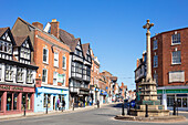 Geschäfte im Stadtzentrum von Tewkesbury und das Tewkesbury War Memorial (The Cross), Tewkesbury, Gloucestershire, England, Vereinigtes Königreich, Europa