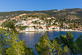 Erhöhten Blick über das Dorf Assos, Kefalonia, Ionische Inseln, griechische Inseln, Griechenland, Europa