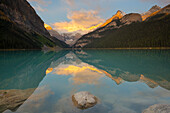 Lake Louise bei Sonnenaufgang, Banff Nationalpark, UNESCO-Weltkulturerbe, Alberta, Canadien Rockies, Kanada, Nordamerika