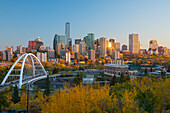Skyline von Edmonton im Herbst, Edmonton, Alberta, Kanada, Nordamerika