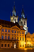 Beleuchtete Liebfrauenkirche vor dem Teyn in der Abenddämmerung, UNESCO-Weltkulturerbe, Prag, Tschechische Republik (Tschechien), Europa