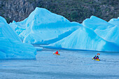 Kajakfahrer paddeln zwischen Eisbergen, Nationalpark Torres del Paine, Patagonien, Chile, Südamerika