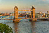 Blick auf die Tower Bridge und die Themse von Cheval Three Quays bei Sonnenuntergang, London, England, Vereinigtes Königreich, Europa