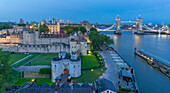 Blick auf die Tower Bridge und den Tower of London, UNESCO-Weltkulturerbe, von Cheval Three Quays in der Abenddämmerung, London, England, Vereinigtes Königreich, Europa